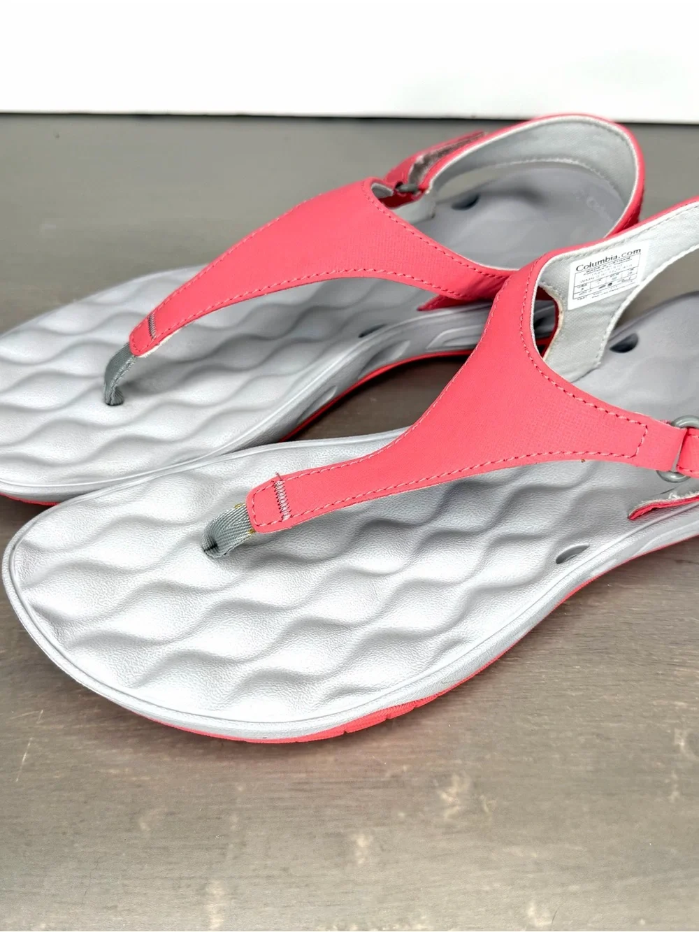 Columbia PFG Techlite Sandals Women's Size 9 Suntech Vent Thong Flip Flops Coral